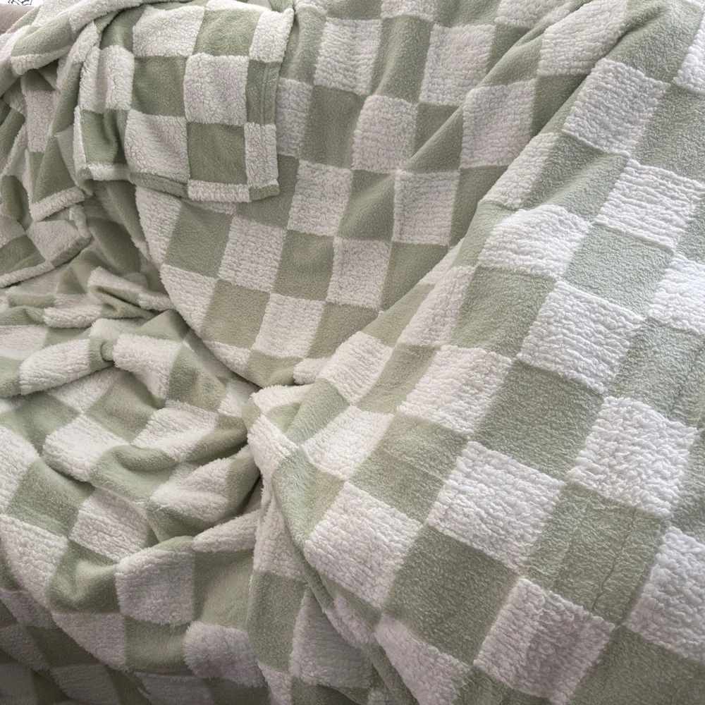 Super Soft Green and White Checkered King Size Blanket (NWT) - Picture 2 of 3